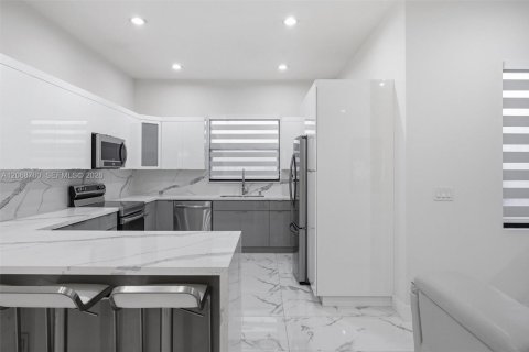 Villa ou maison à vendre à Miami, Floride: 5 chambres, 310.48 m2 № 2292525 - photo 5