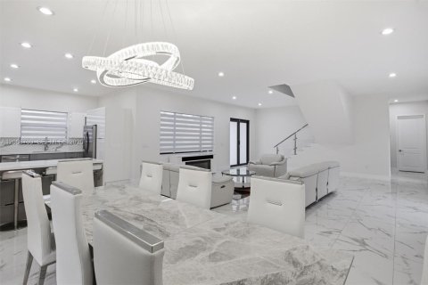 Villa ou maison à vendre à Miami, Floride: 5 chambres, 310.48 m2 № 2292525 - photo 13