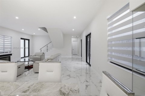 Villa ou maison à vendre à Miami, Floride: 5 chambres, 310.48 m2 № 2292525 - photo 12