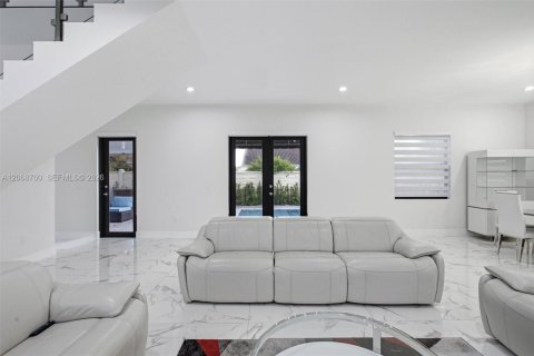 Villa ou maison à vendre à Miami, Floride: 5 chambres, 310.48 m2 № 2292525 - photo 9