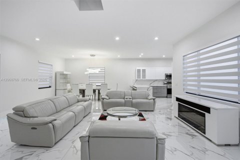 Villa ou maison à vendre à Miami, Floride: 5 chambres, 310.48 m2 № 2292525 - photo 3