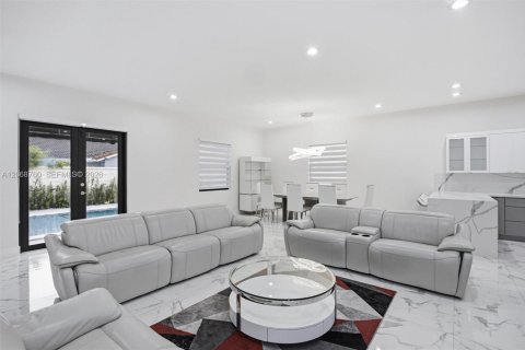 Villa ou maison à vendre à Miami, Floride: 5 chambres, 310.48 m2 № 2292525 - photo 10