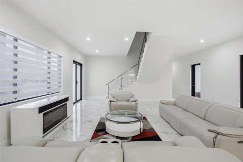 Villa ou maison à vendre à Miami, Floride: 5 chambres, 310.48 m2 № 2292525 - photo 14