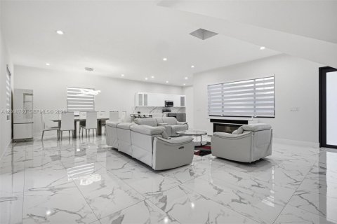 Villa ou maison à vendre à Miami, Floride: 5 chambres, 310.48 m2 № 2292525 - photo 2