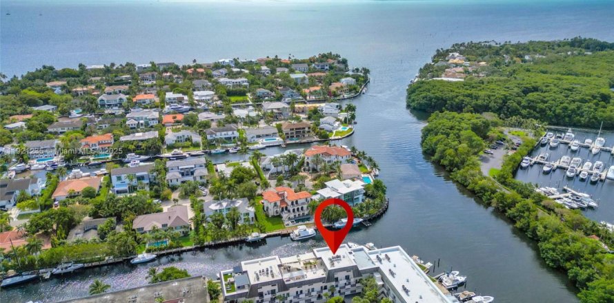 Condo in Coral Gables, Florida, 2 bedrooms  № 1974232