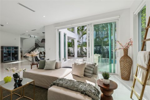Casa en alquiler en Doral, Florida, 5 dormitorios, 328.6 m2 № 1794396 - foto 18
