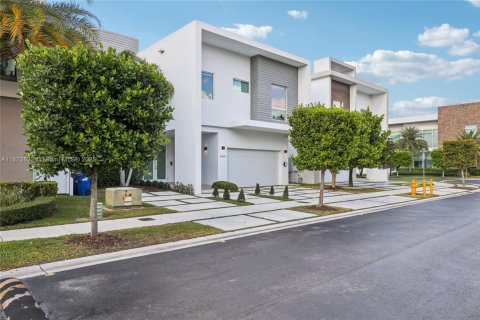 Casa en alquiler en Doral, Florida, 5 dormitorios, 328.6 m2 № 1794396 - foto 4