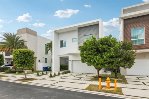 Casa en alquiler en Doral, Florida, 5 dormitorios, 328.6 m2 № 1794396 - foto 3