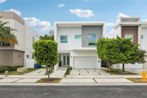 Casa en alquiler en Doral, Florida, 5 dormitorios, 328.6 m2 № 1794396 - foto 2