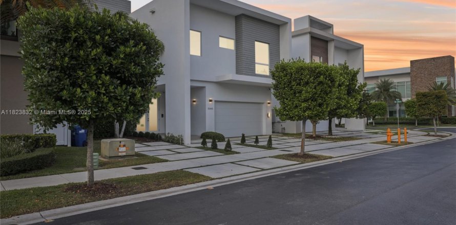 Casa en Doral, Florida 5 dormitorios, 328.6 m2 № 1794396