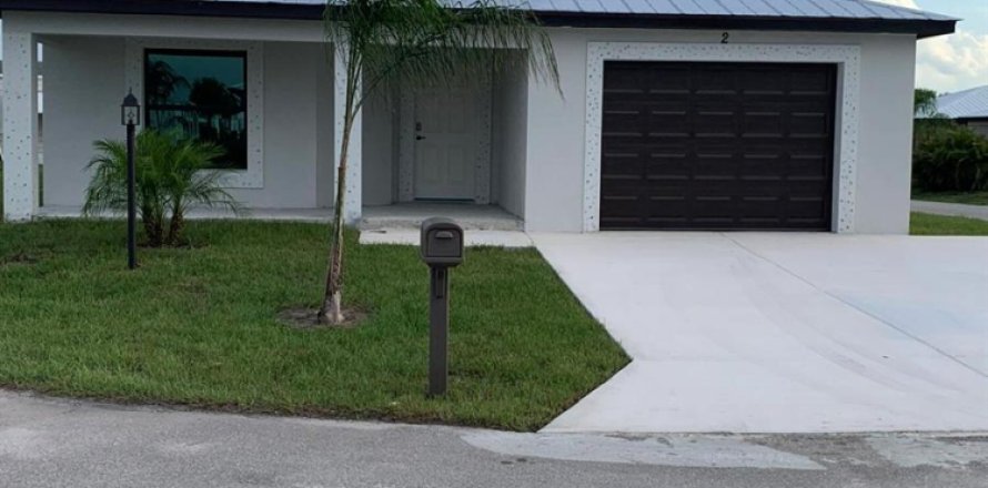 House in St. Lucie, Florida 2 bedrooms, 156.73 sq.m. № 2175346