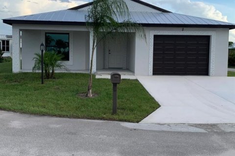 House in St. Lucie, Florida 2 bedrooms, 156.73 sq.m. № 2175346 - photo 2