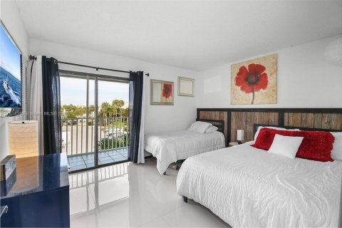 Condo in Hutchinson Island South, Florida, 2 bedrooms  № 1768242 - photo 17