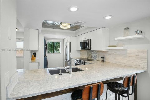 Condo in Hutchinson Island South, Florida, 2 bedrooms  № 1768242 - photo 6