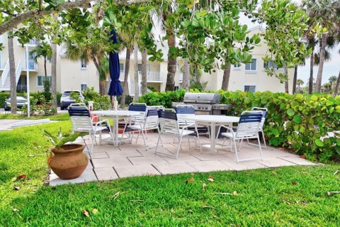 Condo in Hutchinson Island South, Florida, 2 bedrooms  № 1768242 - photo 25