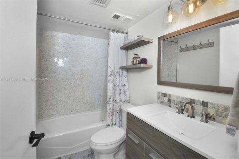 Condo in Hutchinson Island South, Florida, 2 bedrooms  № 1768242 - photo 18