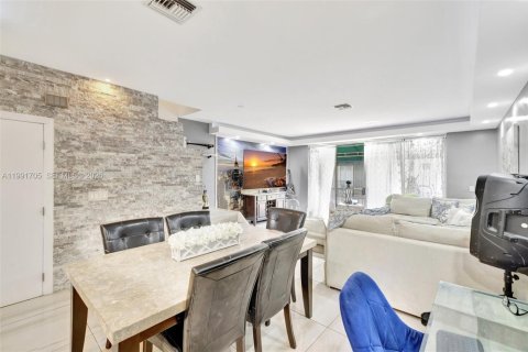 Adosado en venta en Sunrise, Florida, 4 dormitorios, 168.34 m2 № 2052396 - foto 18