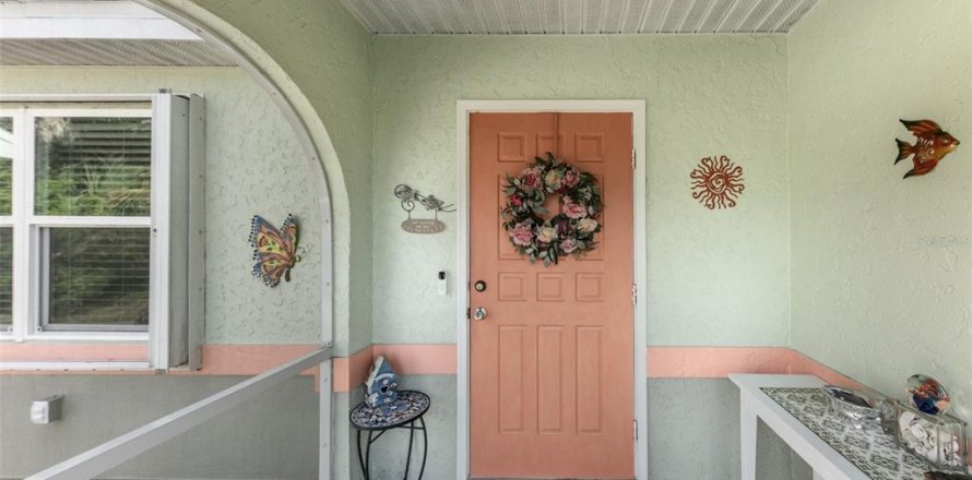House in Port Charlotte, Florida 3 bedrooms, 115.38 sq.m. № 2094807