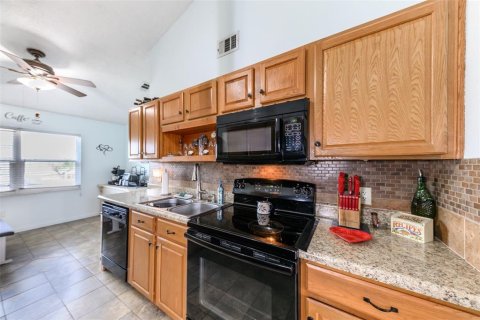 House in Port Charlotte, Florida 3 bedrooms, 115.38 sq.m. № 2094807 - photo 10