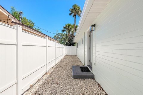 House in Port Orange, Florida 3 bedrooms, 144.74 sq.m. № 1905358 - photo 22