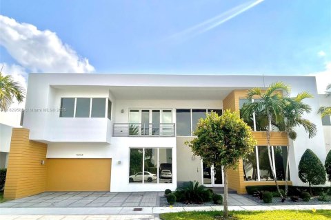 Villa ou maison à louer à Doral, Floride: 5 chambres, 429.95 m2 № 1938546 - photo 1