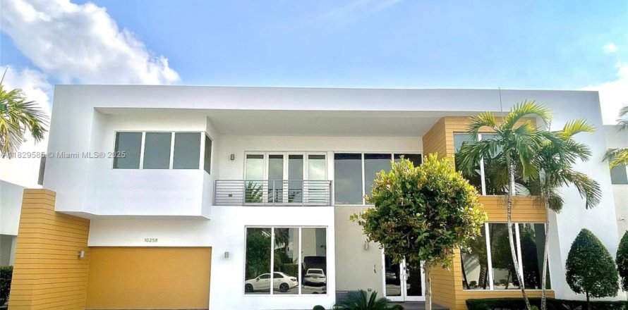 Villa ou maison à Doral, Floride 5 chambres, 429.95 m2 № 1938546