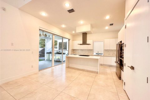 Villa ou maison à louer à Doral, Floride: 5 chambres, 429.95 m2 № 1938546 - photo 15