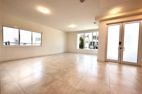 Villa ou maison à louer à Doral, Floride: 5 chambres, 429.95 m2 № 1938546 - photo 3