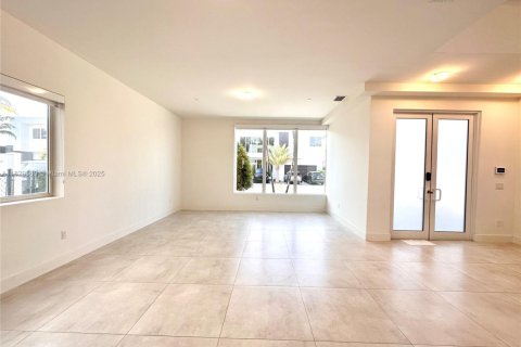 Villa ou maison à louer à Doral, Floride: 5 chambres, 429.95 m2 № 1938546 - photo 4