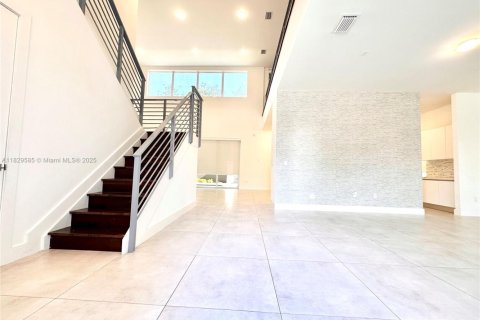 Villa ou maison à louer à Doral, Floride: 5 chambres, 429.95 m2 № 1938546 - photo 2