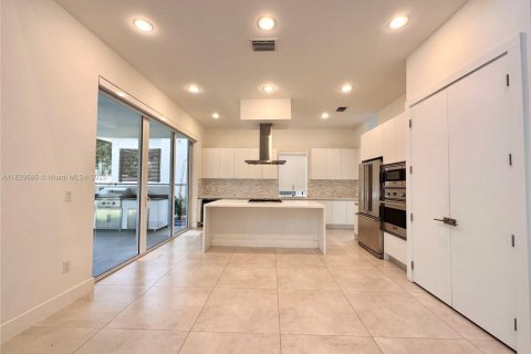 Villa ou maison à louer à Doral, Floride: 5 chambres, 429.95 m2 № 1938546 - photo 16