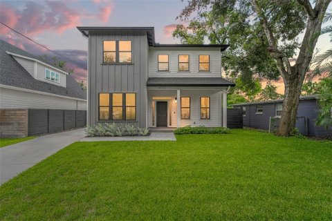 House in Tampa, Florida 5 bedrooms, 252.69 sq.m. № 1837516 - photo 1