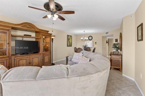 Condo in Pembroke Pines, Florida, 2 bedrooms  № 2004466 - photo 16