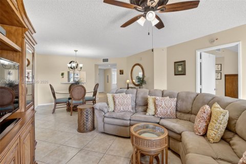 Condo in Pembroke Pines, Florida, 2 bedrooms  № 2004466 - photo 15