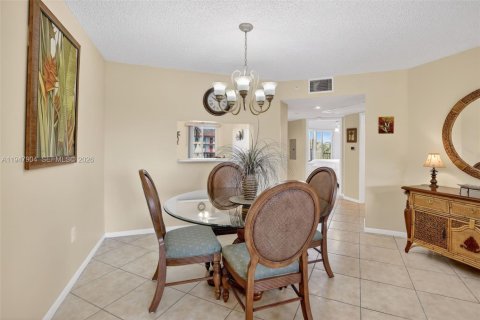 Condo in Pembroke Pines, Florida, 2 bedrooms  № 2004466 - photo 12