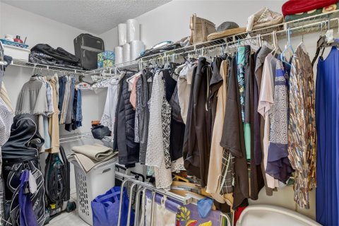 Condo in Pembroke Pines, Florida, 2 bedrooms  № 2004466 - photo 23