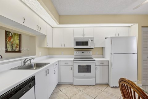 Condo in Pembroke Pines, Florida, 2 bedrooms  № 2004466 - photo 6