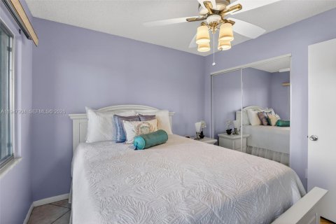Condo in Pembroke Pines, Florida, 2 bedrooms  № 2004466 - photo 25