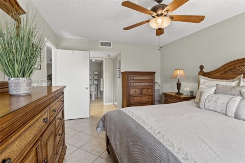 Condo in Pembroke Pines, Florida, 2 bedrooms  № 2004466 - photo 19