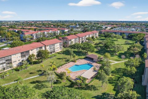 Condo in Pembroke Pines, Florida, 2 bedrooms  № 2004466 - photo 4