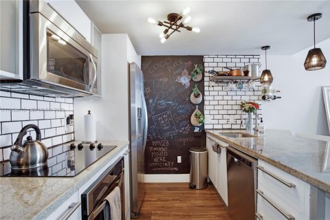 Condo in Miami, Florida, 1 bedroom  № 2020887 - photo 8