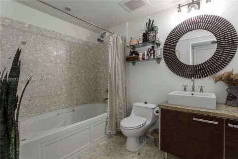 Condo in Miami, Florida, 1 bedroom  № 2020887 - photo 6