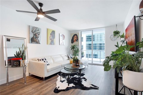 Condo in Miami, Florida, 1 bedroom  № 2020887 - photo 11