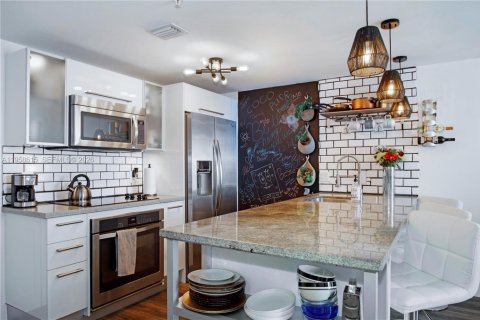 Condo in Miami, Florida, 1 bedroom  № 2020887 - photo 7