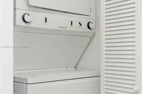 Condo in Miami, Florida, 1 bedroom  № 2020887 - photo 16