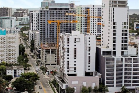 Condo in Miami, Florida, 1 bedroom  № 2020887 - photo 26