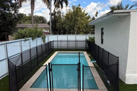 Casa en venta en Miami, Florida, 3 dormitorios, 92.16 m2 № 1968021 - foto 12