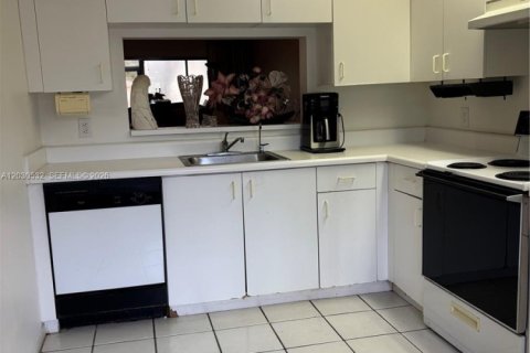 Купить кондоминиум в Пемброк-Пайнс, Флорида 2 спальни, 85.47м2, № 2153803 - фото 3
