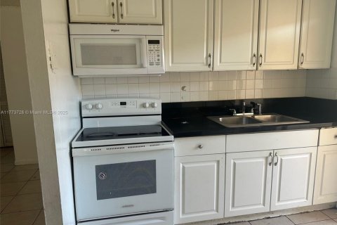 Condo in Oakland Park, Florida, 2 bedrooms  № 1862892 - photo 9
