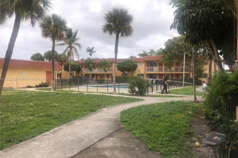 Condo in Oakland Park, Florida, 2 bedrooms  № 1862892 - photo 1